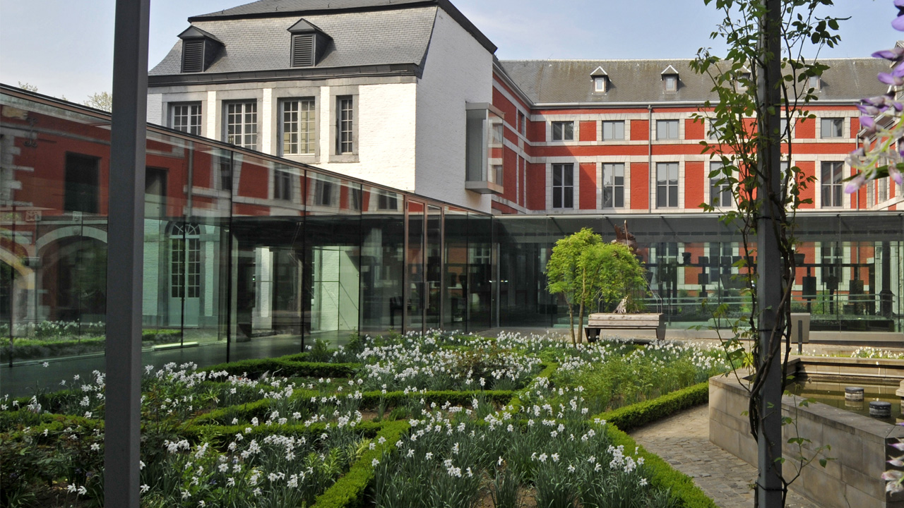 Galerie vitrée depuis les cours du Grand Curtius