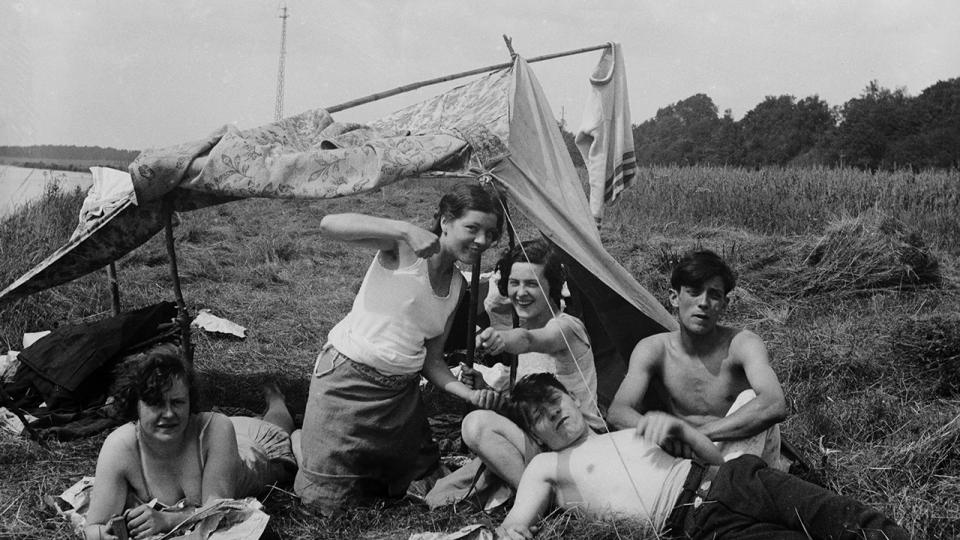 Camping de fortune le dimanche - Copyright Collection France Demay