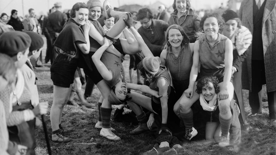 Equipe de basket filles Simone la tête à l'envers - Copyright Collection France Demay