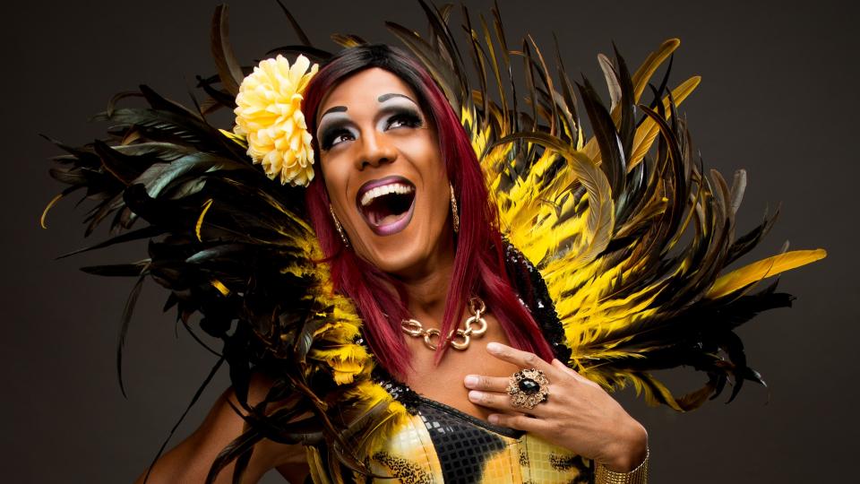 La célèbre drag-queen Barbada photographiée pour la couverture de Fugues en 2017. Elle y porte une robe à plumes jaune et noire.