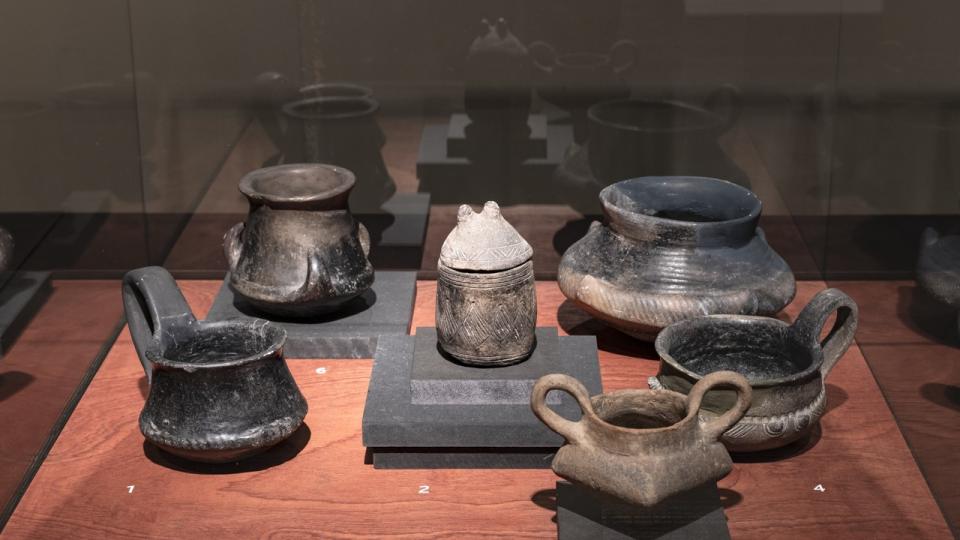 cinq vases en céramique foncée datant de l'époque gallo-romaine