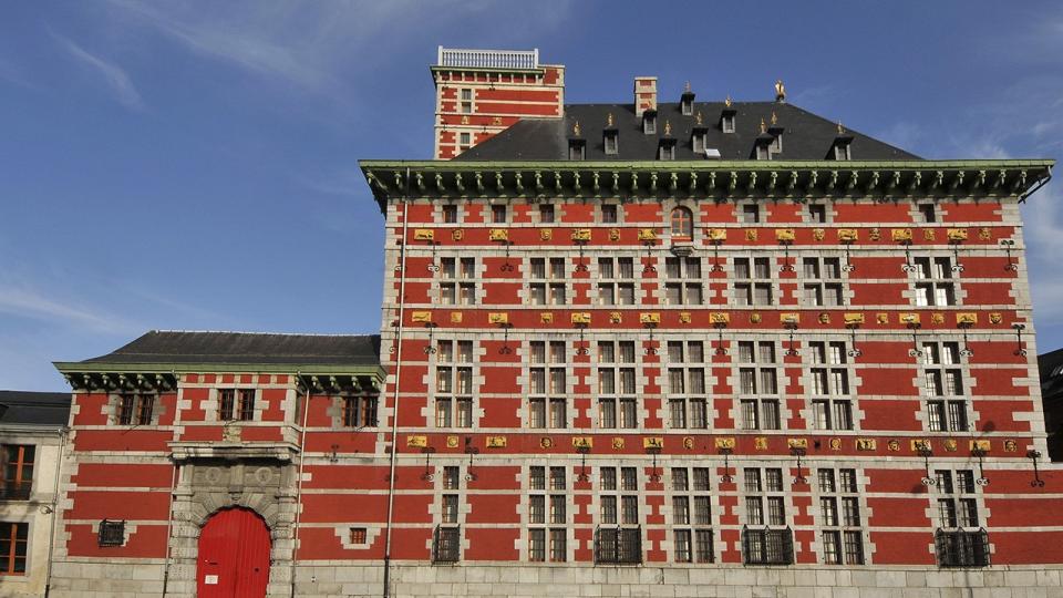 Palais Curtius : bâtiment de style mosan du XVIIe siècle reconnaissable à ses fenêtres croisées et aux rangées de pierre calcaires qui viennent traverser la brique rouge vif sous une haute toiture en ardoise, richement décorée. Ses mascarons (masques qui décorent les bâtiments) représentant des portraits, animaux fantastiques ou autres scènes religieuses et dynamiques en font aussi la célébrité.