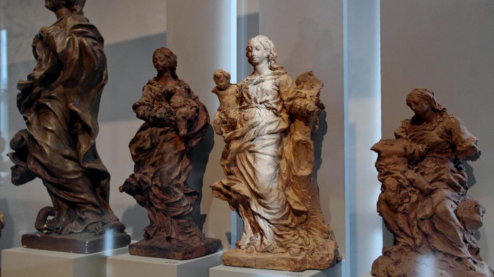 Modèles en terre cuite de Vierges précédent la réalisation de la statue finale.