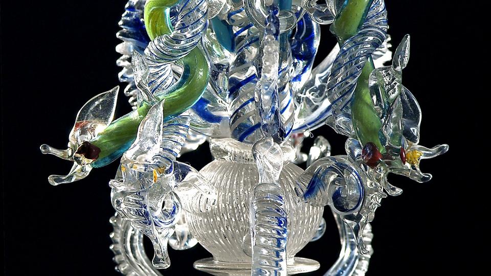 Détail du verre d'apparat dit "extraordinaire". La jambe de ce verre est décorée de plusieurs corps de dragons entrelacés et de couleurs différentes.