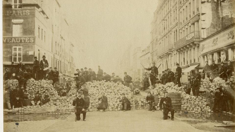 Barricade du Faubourg St. Antoine, angle de la rue Charonne, mars-mai 1871, tirage albumé. © Coll. Jessy et Ronny Van de Velde, Anvers.