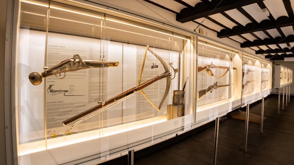 La prestigieuse collection d'armes du Grand Curtius dévoile sa section des  armes militaires | Grand Curtius