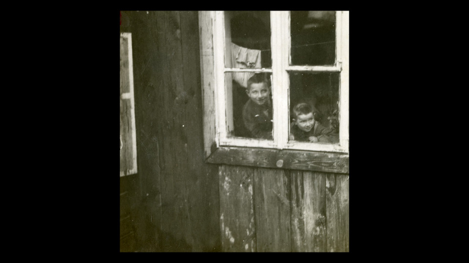 G. Simenon, Enfants dans un quartier pauvre de Vilnius, alors ville polonaise, 1933 © Simenon.tm / Collection Fonds Georges Simenon ULiège
