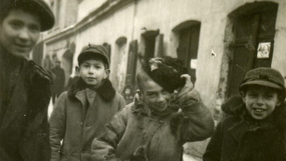 G. Simenon, Enfants dans les rues de Vilnius, Mars 1933 © Simenon.tm / Collection Fonds Georges Simenon ULiège