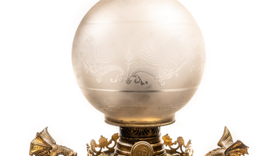 Une lampe à pétrole avec vase décoratif - Objet du mois - Musée Grand Curtius - Liège