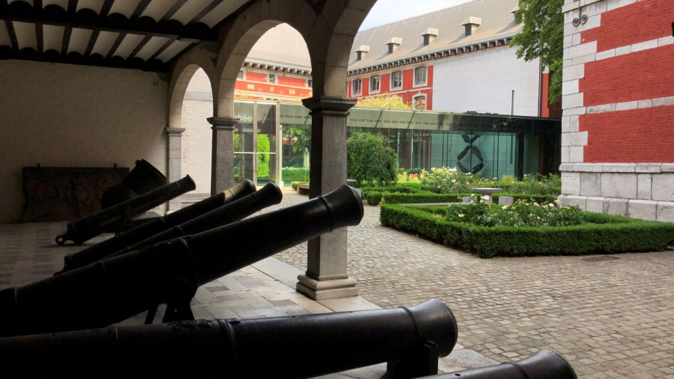 Grand Curtius Cour du Palais - canons